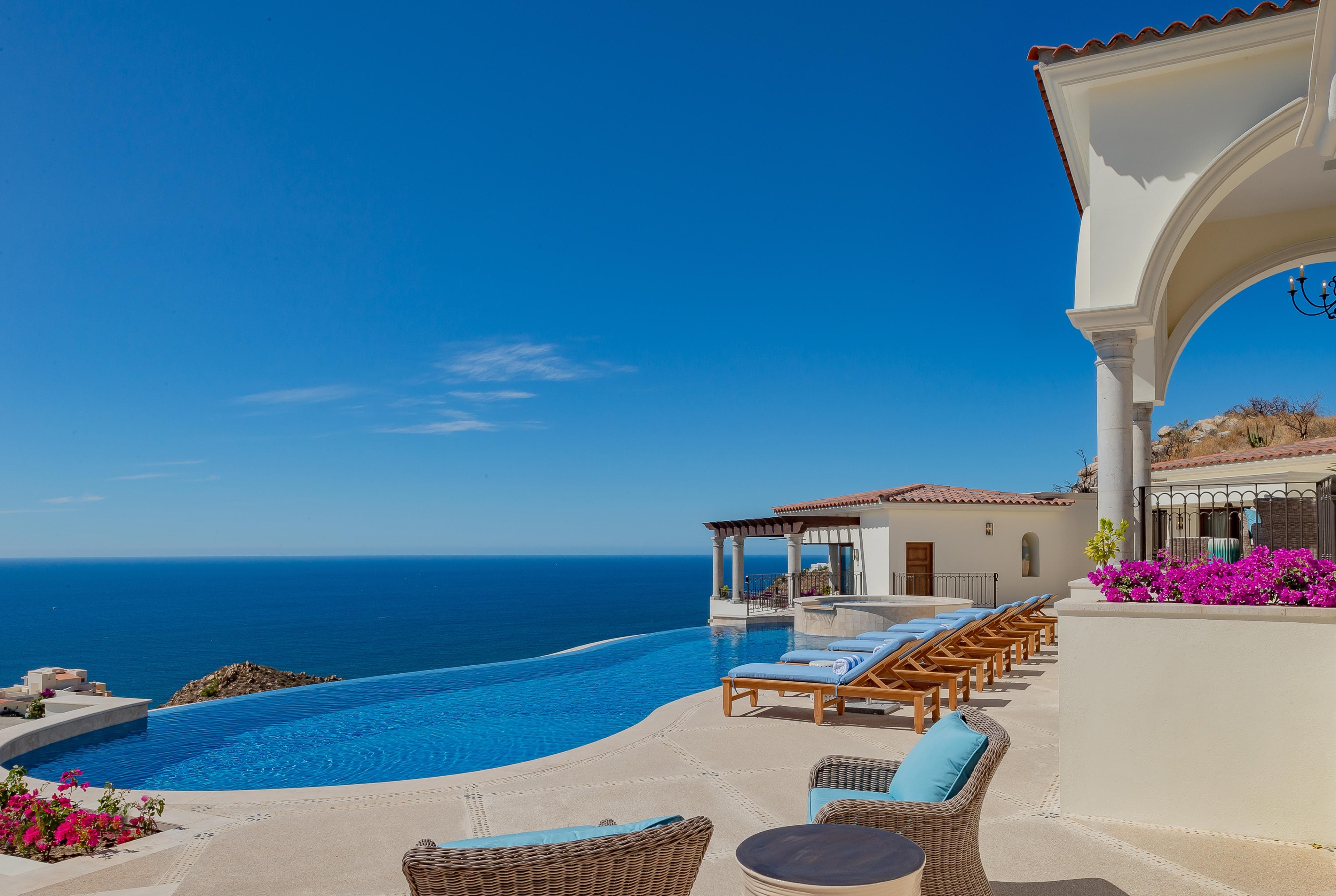 Best Luxury Resorts in Cabo 2025